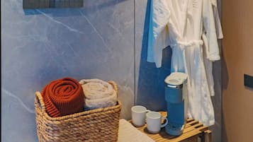 1 bedroom, Egyptian cotton sheets, premium bedding, memory-foam beds
