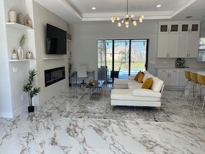 TV connectée, cheminée, livres