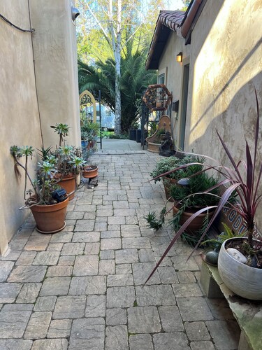 Peaceful cottage in Oakland hills with WiFi access