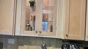 冰箱、微波炉、烤箱、炉灶