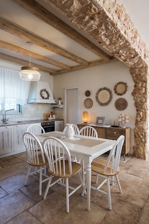 Full-size fridge, oven, stovetop, electric kettle - Amelia Villa Collection (Lokroi)