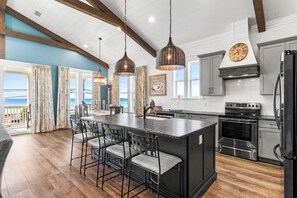 冷蔵庫、電子レンジ、食器洗い機、コーヒー / ティーメーカー