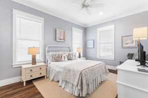 6 bedrooms, iron/ironing board, internet, bed sheets