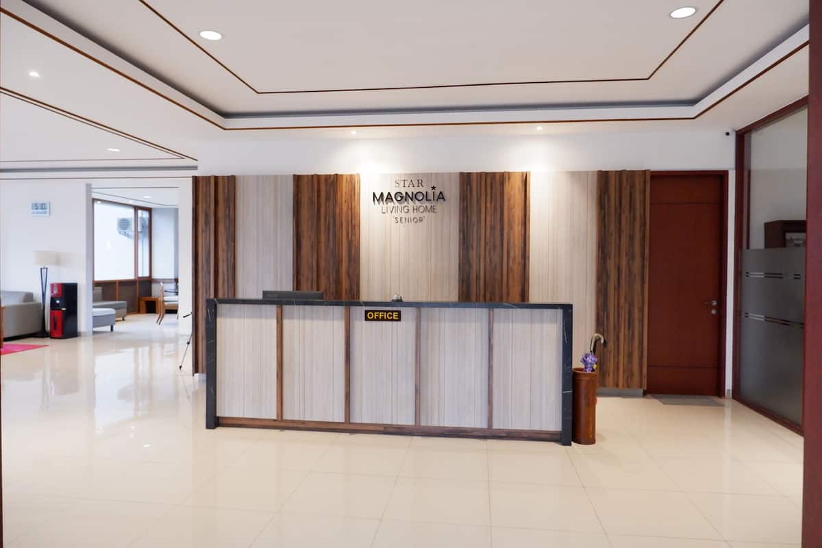 A reception area with a sign reading "Star Magnolia Living Home 'Senior'".