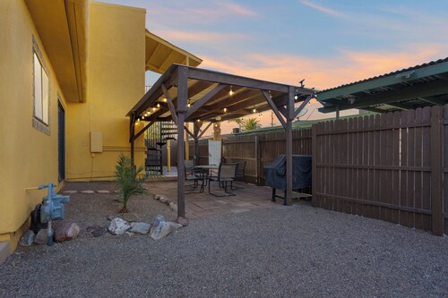 Cactus Casita: Large Yard, Pet-Friendly, 2 mi from UofA & Banner