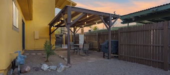 Cactus Casita: Large Yard, Pet-Friendly, 2 mi from UofA & Banner