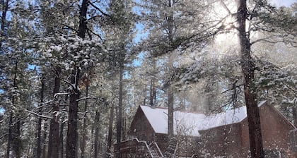 Views! In The Pines. Custombuilt, 2-bdrm home, privacy. 3 miles to town.