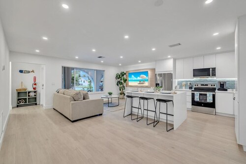 Tropical Bliss 15 Min to Beach