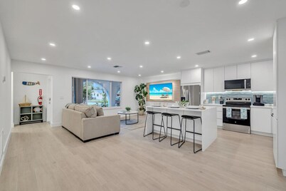 Tropical Bliss 15 Min to Beach