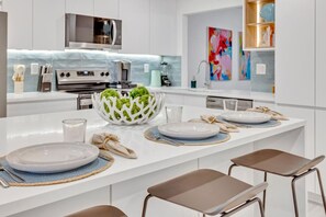 Fridge, microwave, oven, stovetop - Tropical Bliss 15 Min to Beach (Plantation)