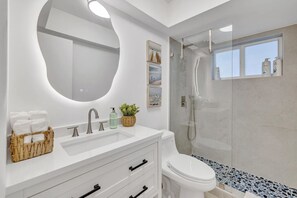 Regadera, secadora de cabello, toallas 