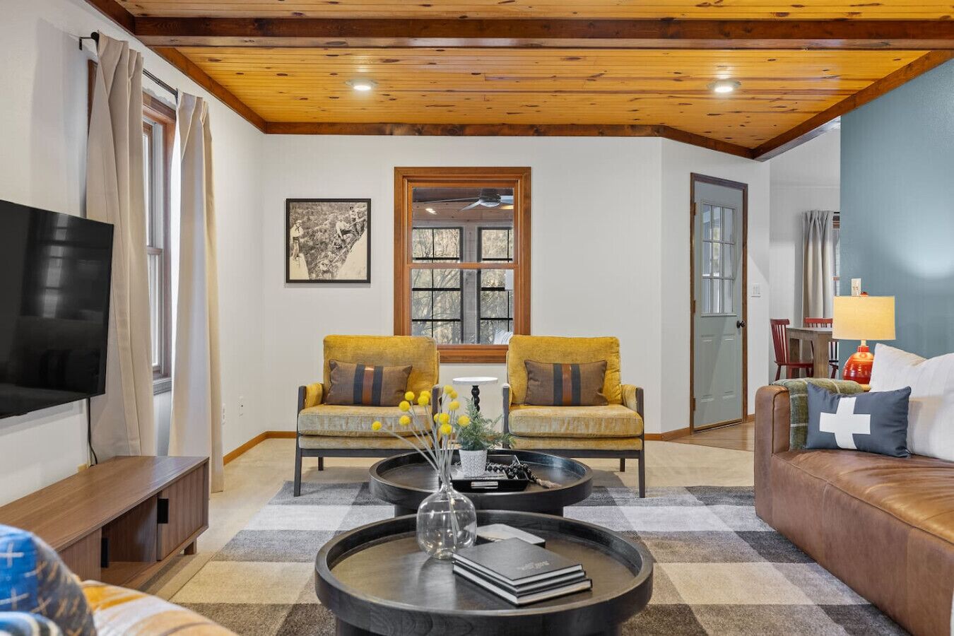 Smart-tv, een open haard en een tafeltennistafel