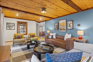 Smart TV, chimenea y tenis de mesa