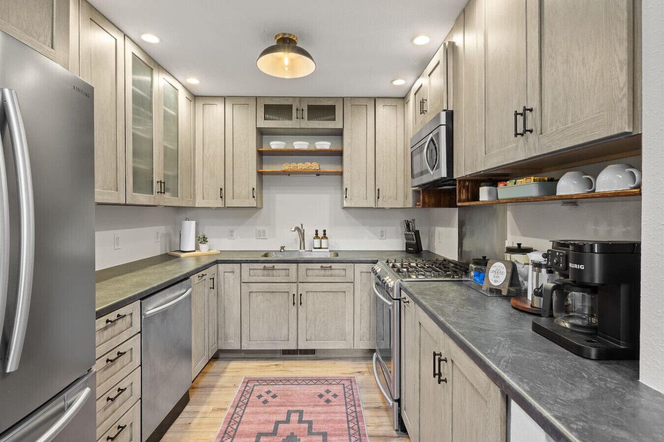 Een koelkast, een microgolfoven, een oven, een kookplaat