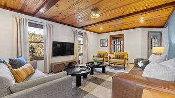 Smart TV, fireplace, table tennis