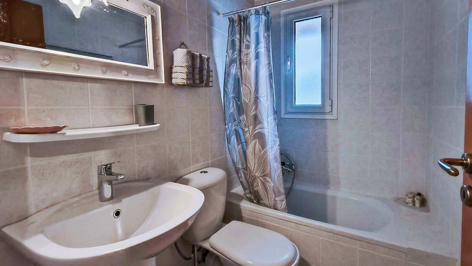 Douche, sèche-cheveux, serviettes fournies