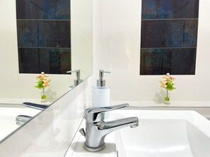 Secador de pelo, toallas