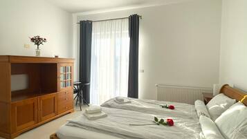 1 habitación, tabla de planchar con plancha, wifi gratis y ropa de cama