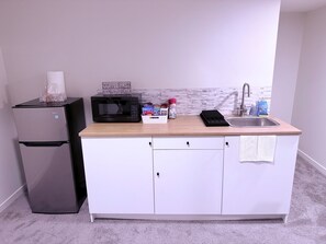 Refrigerador, microondas, cafetera/tetera, tetera/pava eléctrica