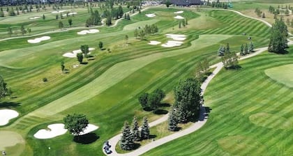 Modern & Cozy Guest Suite | Wolf Willow, Calgary