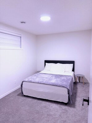 2 habitaciones, tabla de planchar con plancha y cuna de viaje 