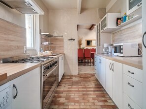 ثلاجة، ميكروويف، فرن، غسالة أطباق