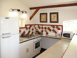 ثلاجة، ميكروويف، فرن، غسالة أطباق