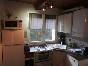 ثلاجة، ميكروويف، غسالة أطباق، مستلزمات طهي/أطباق/أوعية