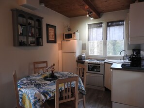 ثلاجة، ميكروويف، غسالة أطباق، مستلزمات طهي/أطباق/أوعية