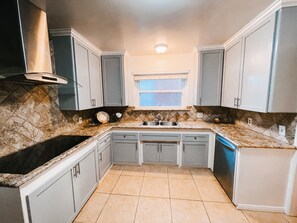 Private kitchen - Serene 4-bedroom house with WiFi in Inglewood (Inglewood)