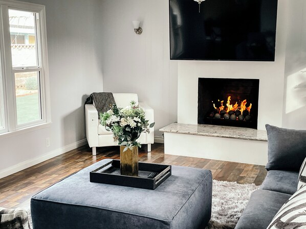 Living area - Serene 4-bedroom house with WiFi in Inglewood (Inglewood)