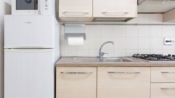 Geladeira, micro-ondas, cooktop, cafeteira/chaleira