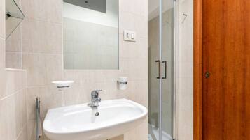 Doccia, asciugacapelli, bidet, asciugamani