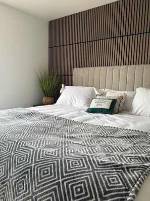 3 bedrooms, WiFi - 5k sq. ft/sleeps 20/king/Qn Airbed /Jacuzzi/Gazebo (Sherwood Park)