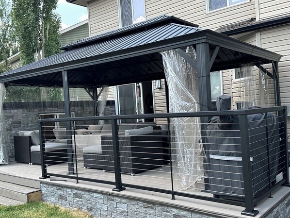 Terrace/patio - 5k sq. ft/sleeps 20/king/Qn Airbed /Jacuzzi/Gazebo (Sherwood Park)