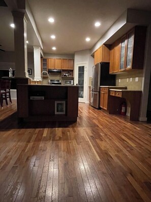 Fridge, microwave, oven, coffee/tea maker - 5k sq. ft/sleeps 20/king/Qn Airbed /Jacuzzi/Gazebo (Sherwood Park)