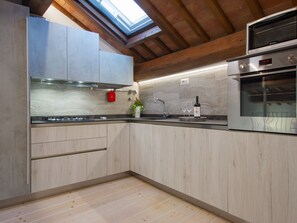 Kühlschrank, Mikrowelle, Ofen, Geschirrspüler