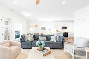 Smart-TV, Kamin, Videospiele, Tischtennisplatte