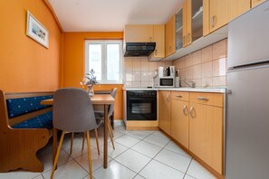 Fridge, microwave, oven, coffee/tea maker