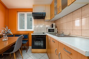 Réfrigérateur, four à micro-ondes, un four, cafetière-théière