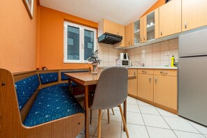 Kühlschrank, Mikrowelle, Ofen, Wasserkocher mit Kaffee-/Teezubehör
