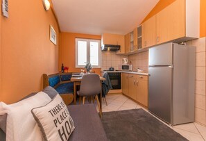 Køleskab, mikrobølgeovn, ovn, kogeplade