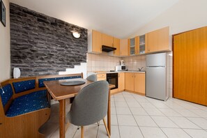 Fridge, microwave, oven, coffee/tea maker