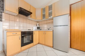 Køleskab, mikrobølgeovn, ovn, kaffe-/temaskine