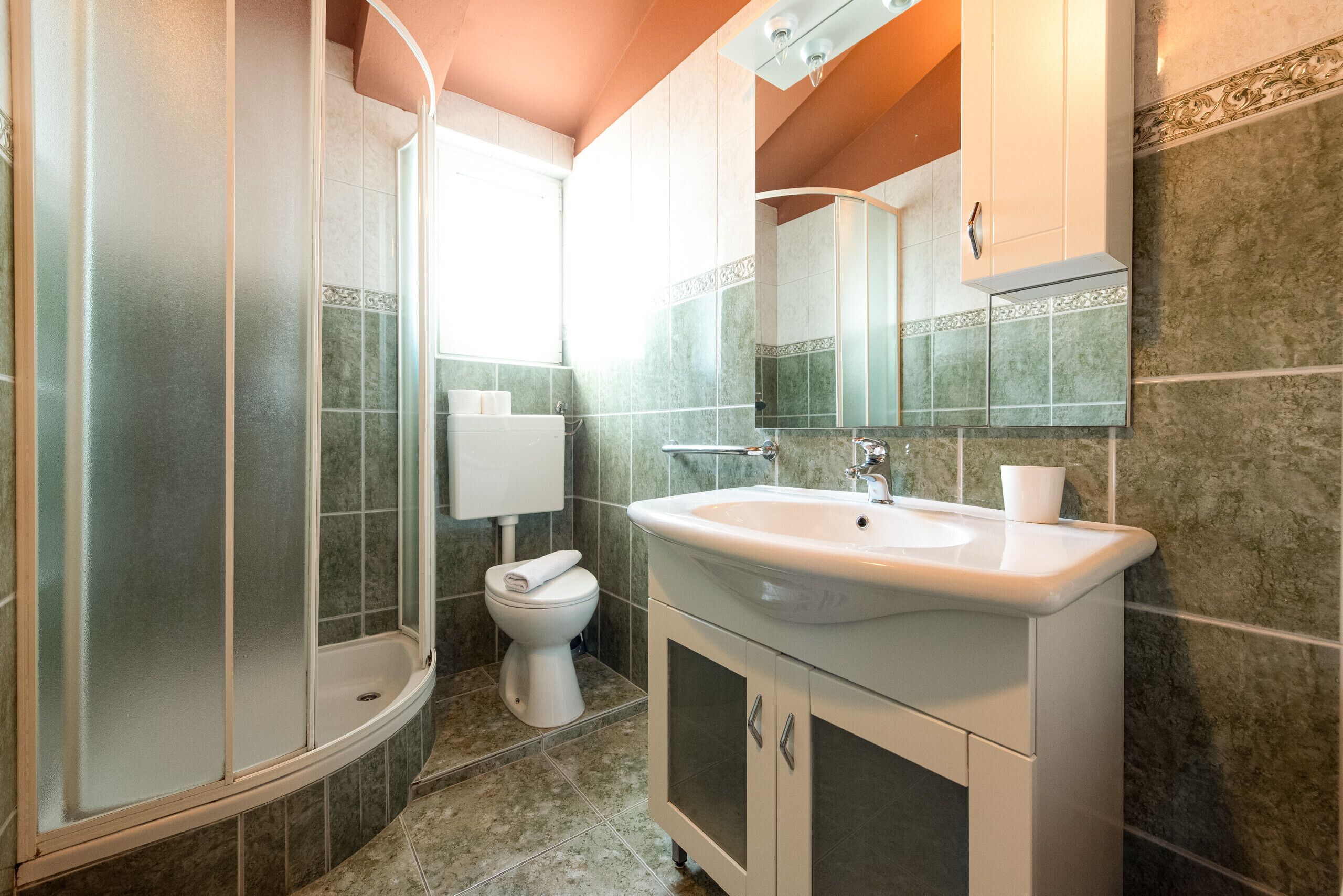 Dusche, Haartrockner, Handtücher