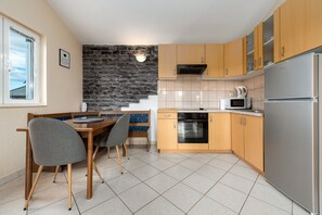 Køleskab, mikrobølgeovn, ovn, kaffe-/temaskine