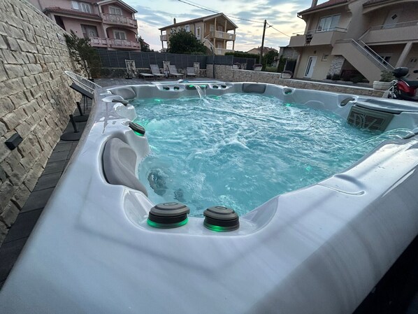 Outdoor spa tub
