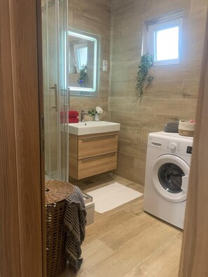Shower, hair dryer, towels