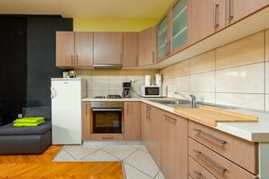 Fridge, microwave, oven, coffee/tea maker