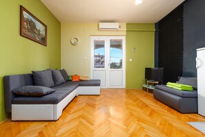 TV, mesa de pingue-pongue